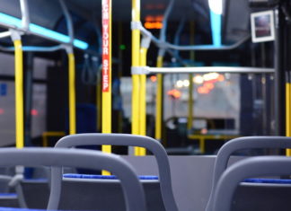 Biletomaty autobusowe i kolejowe – jak usprawniają podróżowanie?