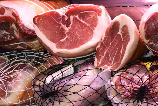 Skrzynki na mięso - jakie normy muszą spełniać pojemniki do transportu mięsa?