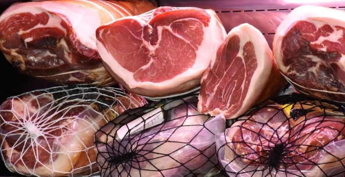 Skrzynki na mięso - jakie normy muszą spełniać pojemniki do transportu mięsa?