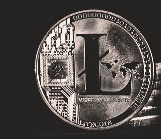 Moneta z symbolem Litecoin jako symbol kryptowaluty